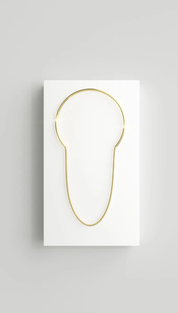 Long necklace in gold