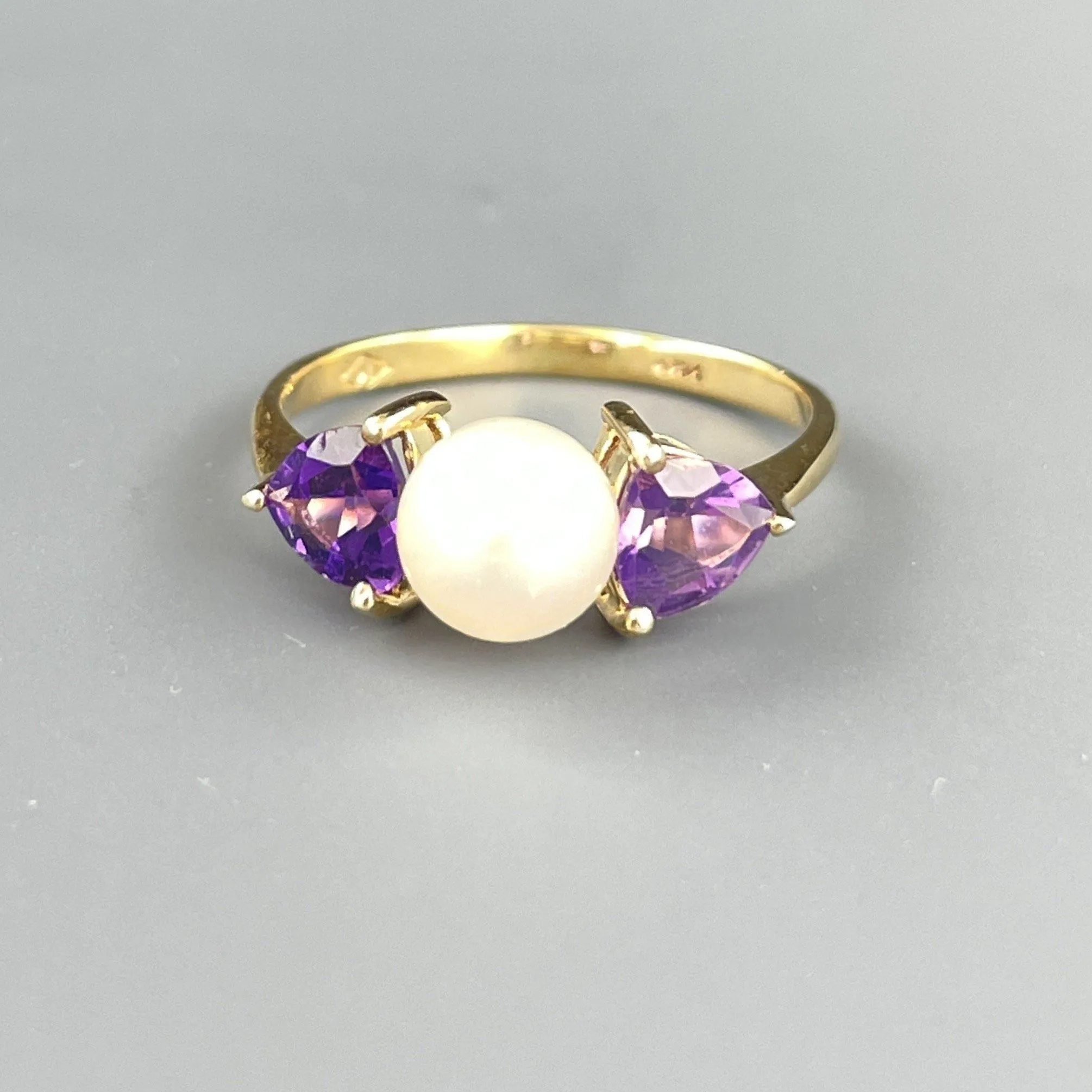 Vintage 14K Gold Amethyst Pearl Retro Trillion Cut Ring, Sz 6.5